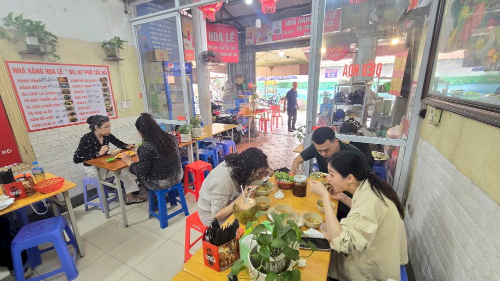Không gian quán Hoa Lê